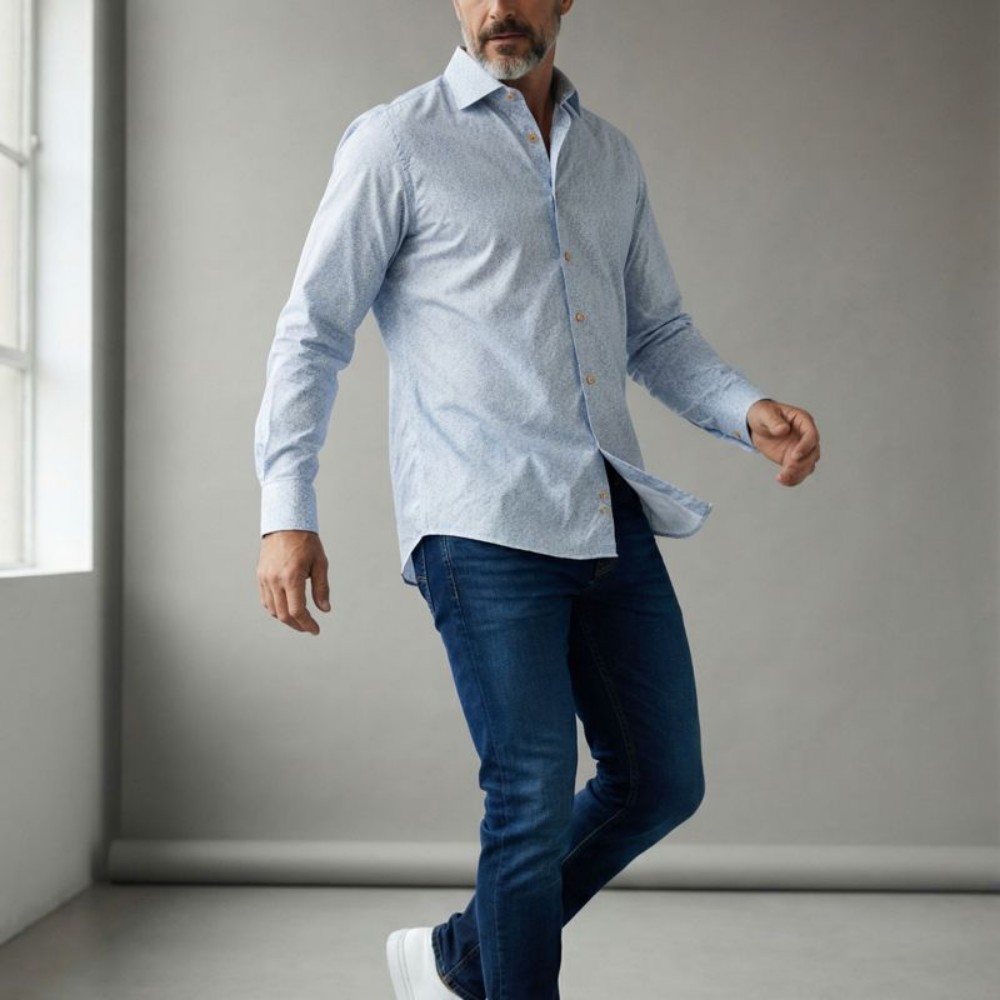 Immagine di Camicia in cotone bianca con fantasia a fiori azzurra