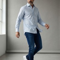 Immagine di Camicia in cotone bianca con fantasia a fiori azzurra