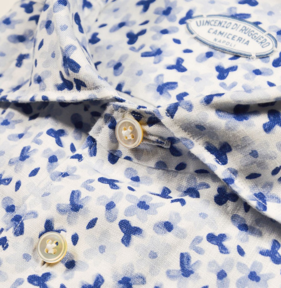 Immagine di Camicia in lino bianca con fantasia floreale blu