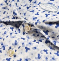 Immagine di Camicia in lino bianca con fantasia floreale blu
