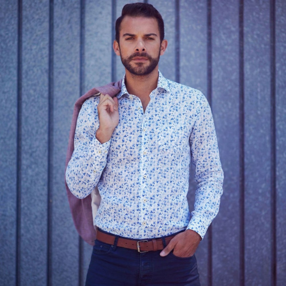 Immagine di Camicia in lino bianca con fantasia floreale blu