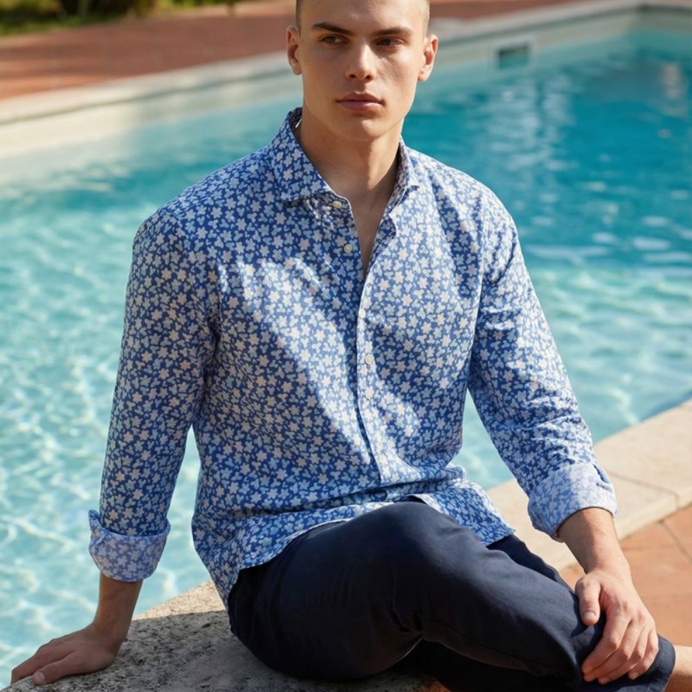 Immagine di Camicia in lino blu  fantasia con fantasia floreale azzurra e bianca