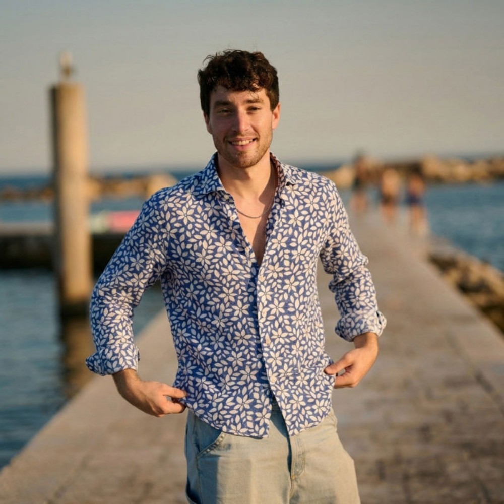 Immagine di Camicia in cotone blu con fantasia floreale bianca