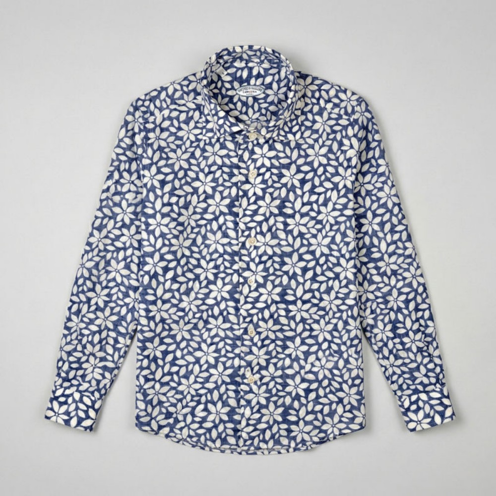 Immagine di Camicia in cotone blu con fantasia floreale bianca