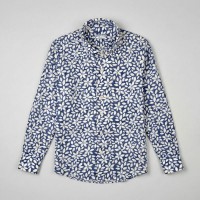 Immagine di Camicia in cotone blu con fantasia floreale bianca