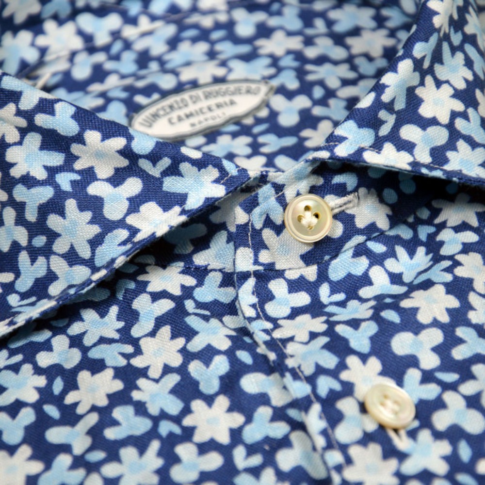 Immagine di Camicia in lino blu  fantasia con fantasia floreale azzurra e bianca