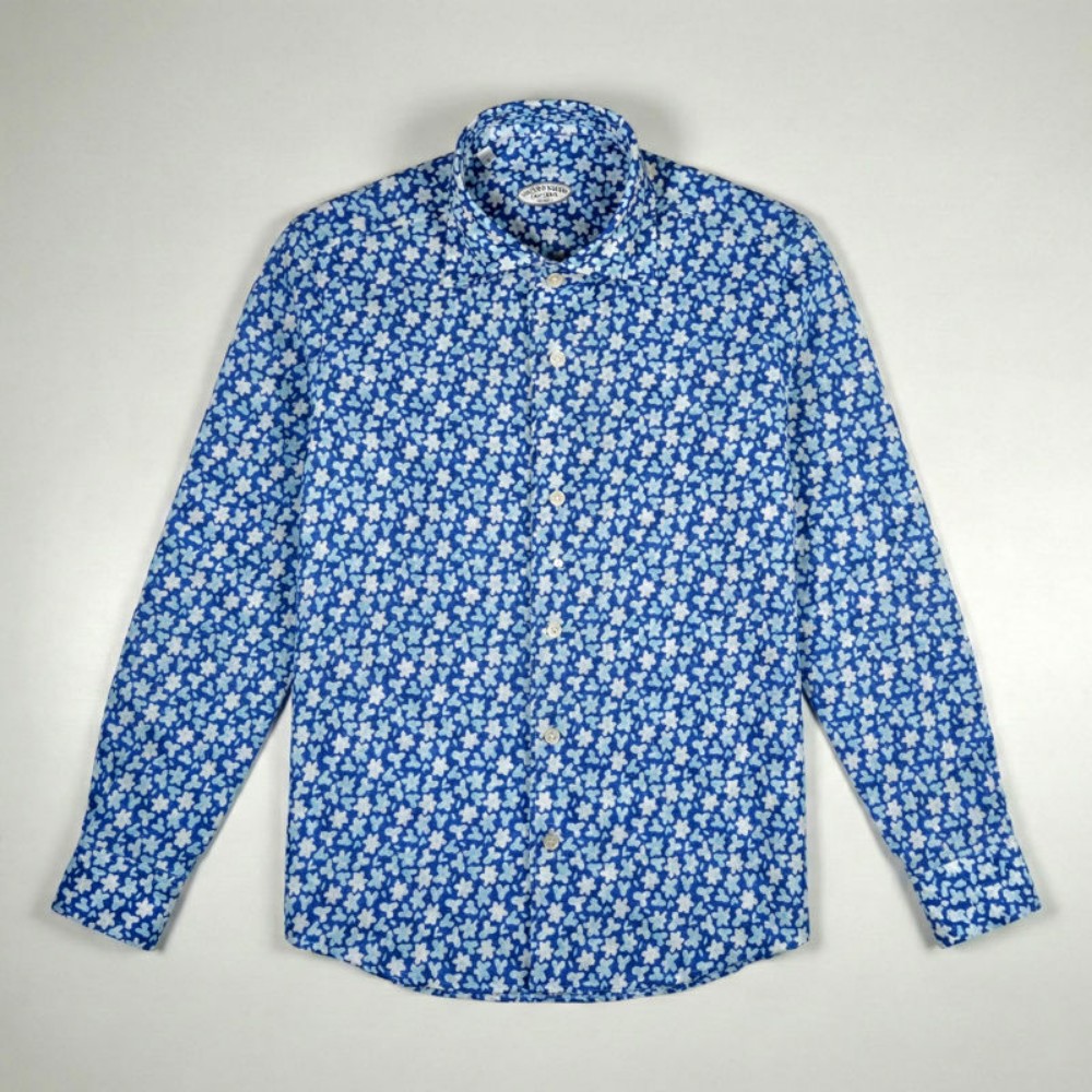 Immagine di Camicia in lino blu  fantasia con fantasia floreale azzurra e bianca