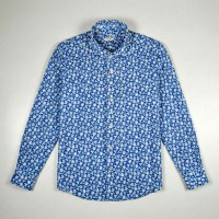 Immagine di Camicia in lino blu  fantasia con fantasia floreale azzurra e bianca