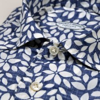 Immagine di Camicia in cotone blu con fantasia floreale bianca