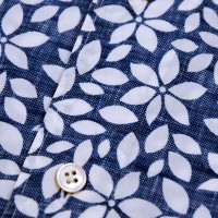 Immagine di Camicia in cotone blu con fantasia floreale bianca