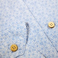 Immagine di Camicia in cotone bianca con fantasia a fiori azzurra