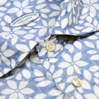 Immagine di Camicia in cotone azzurra con fantasia floreale bianca