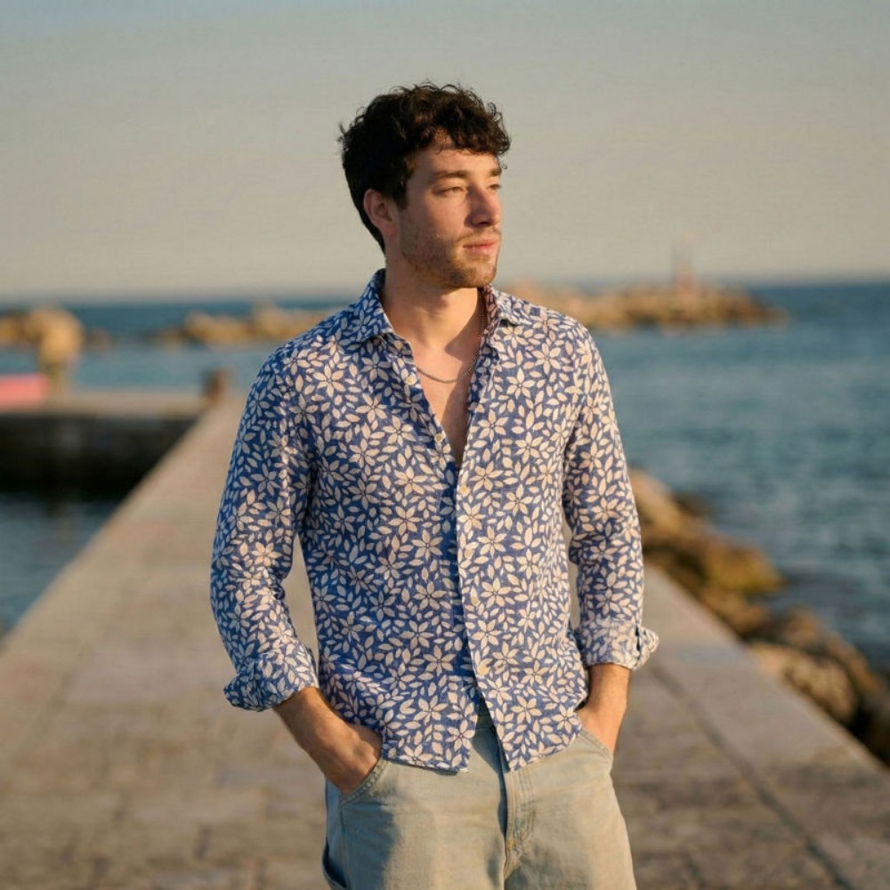 Immagine di Camicia in cotone blu con fantasia floreale bianca